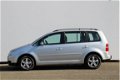 Volkswagen Touran - 1.6-16V FSI Business Airco | Cruise | Sportvelgen | Trekhaak | Automaat - 1 - Thumbnail