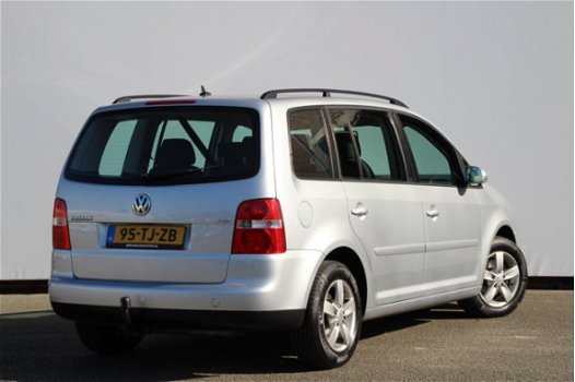 Volkswagen Touran - 1.6-16V FSI Business Airco | Cruise | Sportvelgen | Trekhaak | Automaat - 1