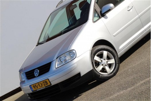 Volkswagen Touran - 1.6-16V FSI Business Airco | Cruise | Sportvelgen | Trekhaak | Automaat - 1