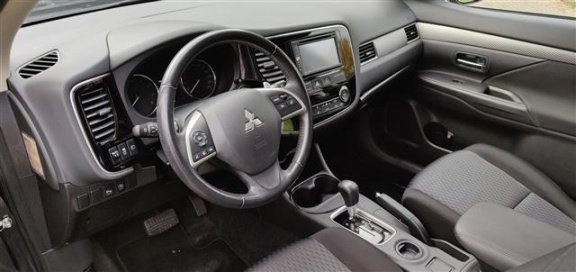 Mitsubishi Outlander - 2.0 Intense automaat Trekhaak Navigatie Rijklaar - 1