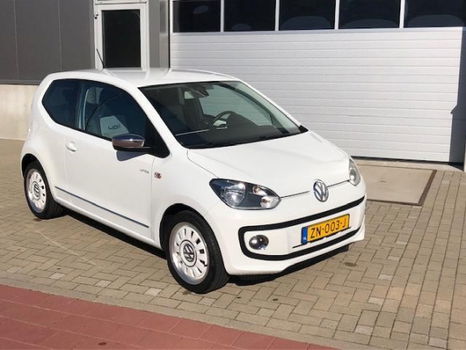 Volkswagen Up! - 1.0 high up white edition/navi/airco/cruise/pdc/stoelverwarming 68000 km - 1