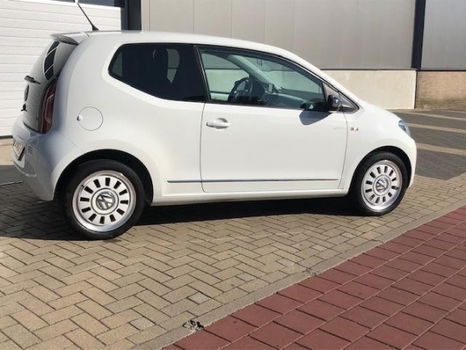 Volkswagen Up! - 1.0 high up white edition/navi/airco/cruise/pdc/stoelverwarming 68000 km - 1