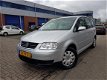 Volkswagen Touran - 2.0-16V FSI Trendline 2 e eigenaar NAP APK 22-02-2020 AIRCO / NATIONALE AUTOPAS - 1 - Thumbnail