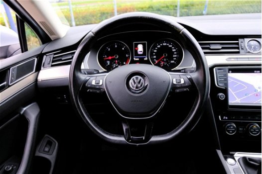 Volkswagen Passat Variant - 1.6 TDI R-Line/Navi/Alcantara/PDC/Zeer luxe - 1