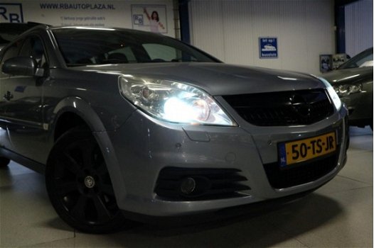 Opel Vectra Wagon - 2.2-16V Executive Leer / Navi / Sport Pakket / Xenon / DIK - 1