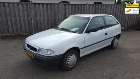 Opel Astra - 1.6i Young slechts 17.500 km gelopen - 1