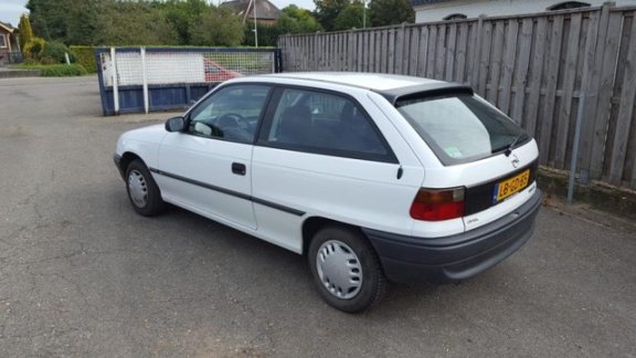 Opel Astra - 1.6i Young slechts 17.500 km gelopen - 1