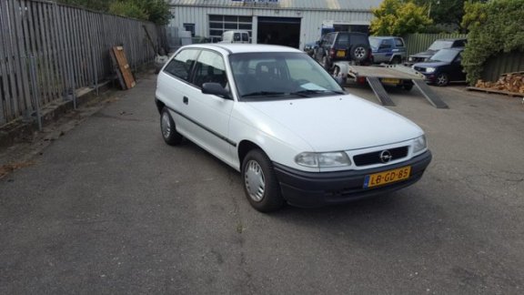 Opel Astra - 1.6i Young slechts 17.500 km gelopen - 1