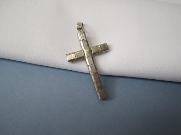 Kettinghanger kruis crucifix zilverkleurig met kristal rijnsteentjes 3.8x2.1 cm. - Afbeelding 4