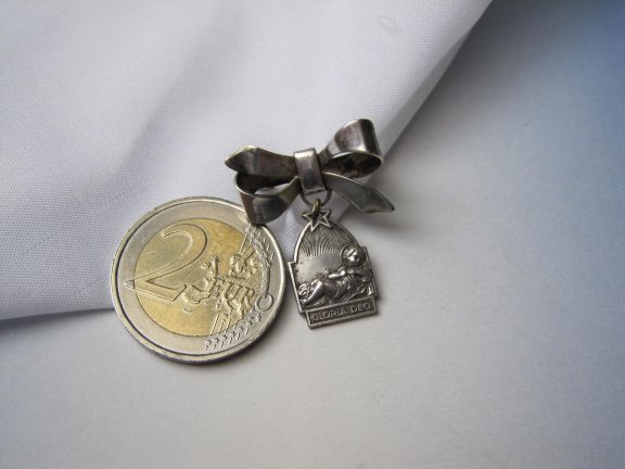 Zilveren antieke religie strik broche 2.9x2.2 cm - nr. 1