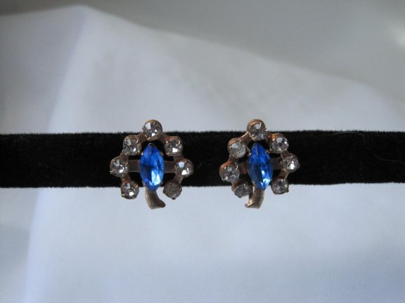 Oorbellen goudkleurig rose met blauw en heldere kristal rijnsteentjes 2.0x1.7 cm schroefmodel - nr. 1
