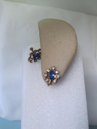 Oorbellen goudkleurig rose met blauw en heldere kristal rijnsteentjes 2.0x1.7 cm schroefmodel - Afbeelding 2