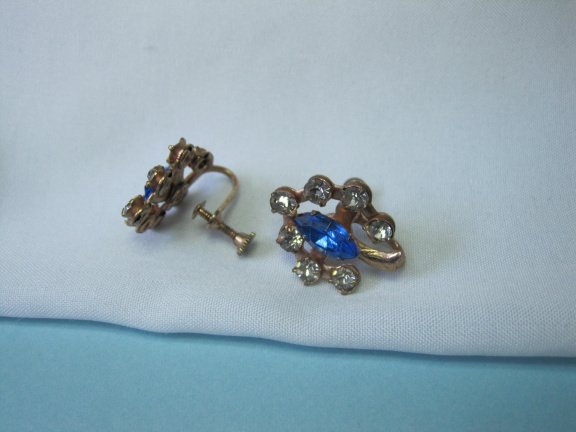 Oorbellen goudkleurig rose met blauw en heldere kristal rijnsteentjes 2.0x1.7 cm schroefmodel - Afbeelding 3