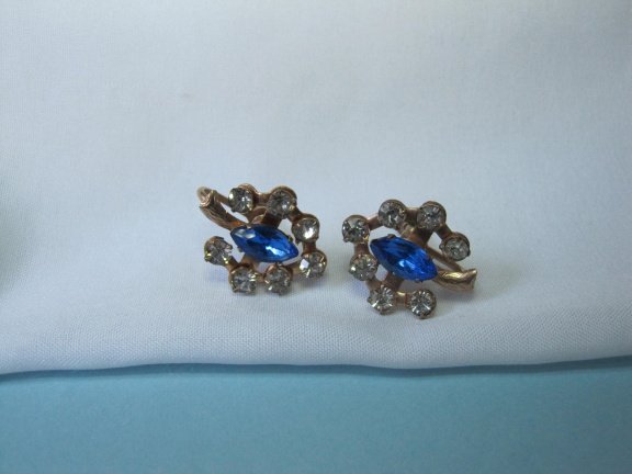Oorbellen goudkleurig rose met blauw en heldere kristal rijnsteentjes 2.0x1.7 cm schroefmodel - Afbeelding 4