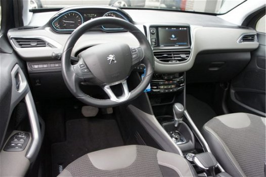 Peugeot 2008 - 1.2 PT Bluetooth/CarPlay/Cruise/Clima/Navi/Panorama/PDC/Velgen 110pk Automaat Allure - 1