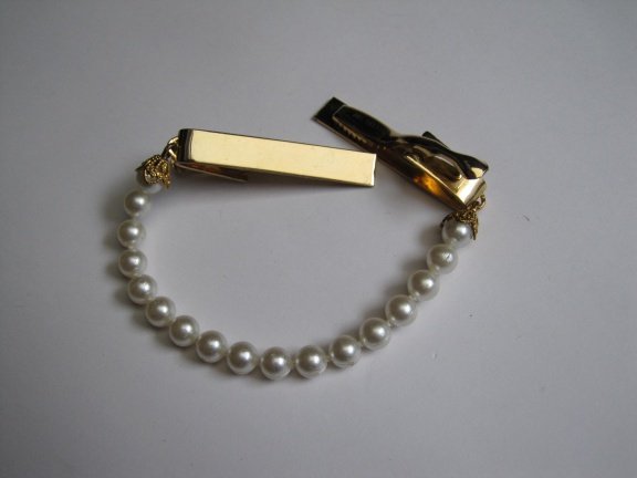 Rever kleding clips goudkleurig met een kralenkettinkje, - nr. 1