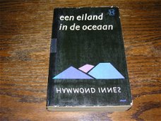 Een eiland in de oceaan van Hammond Innes