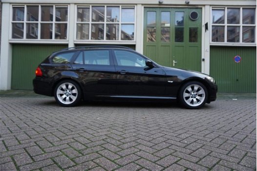 BMW 3-serie Touring - 320i High Executive * Panoramadak Leer Trekhaak 3D NAVI * Compleet onderhouden - 1