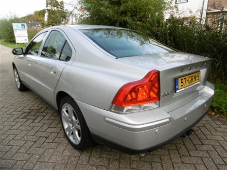 Volvo S60 - 2.4 Momentum Leder Navi Xenon Clima Trekhaak etc - 1