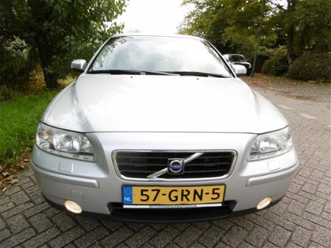 Volvo S60 - 2.4 Momentum Leder Navi Xenon Clima Trekhaak etc - 1