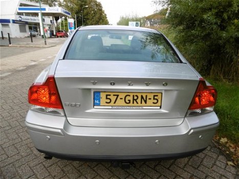 Volvo S60 - 2.4 Momentum Leder Navi Xenon Clima Trekhaak etc - 1