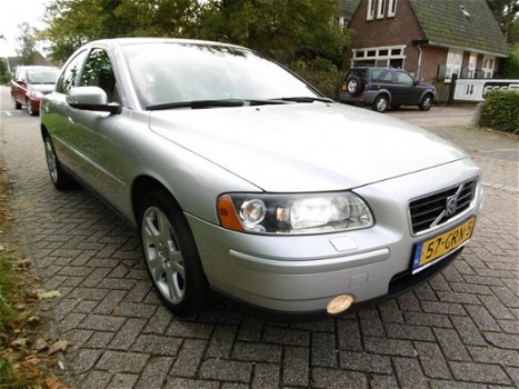 Volvo S60 - 2.4 Momentum Leder Navi Xenon Clima Trekhaak etc - 1