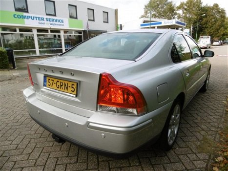 Volvo S60 - 2.4 Momentum Leder Navi Xenon Clima Trekhaak etc - 1