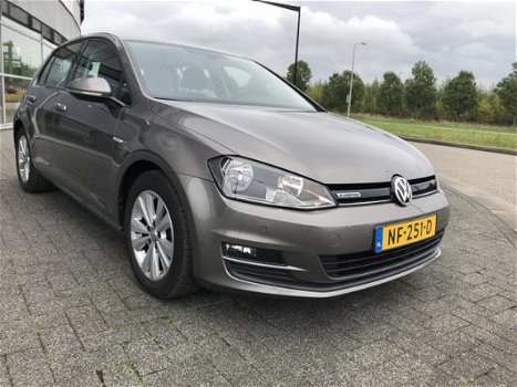 Volkswagen Golf - 1.0 TSI 115PK Comfortline Alarm PDC navigatie dab+ - 1