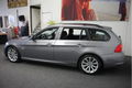 BMW 3-serie Touring - 318d Corporate Lease Sportpakket CLIMATE CONTROL TEL PDC DAKRAILS MISTLAMPEN V - 1 - Thumbnail