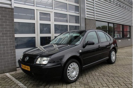 Volkswagen Bora - 1.6-16V Comfortline Climate Cruise N.A.P - 1