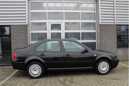 Volkswagen Bora - 1.6-16V Comfortline Climate Cruise N.A.P - 1