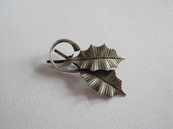 Zilveren antieke broche dubbele hulstblaadjes 4.7x2.7 cm - nr. 1