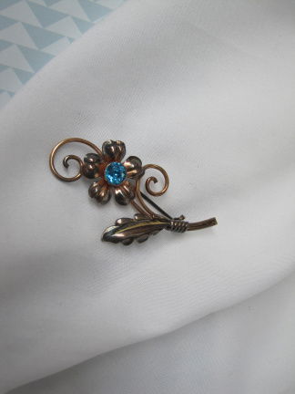 Zilveren vergulde broche Van Dell bloem met bauwe kristal rijnsteen 5.5x2.8 cm. - nr. 1