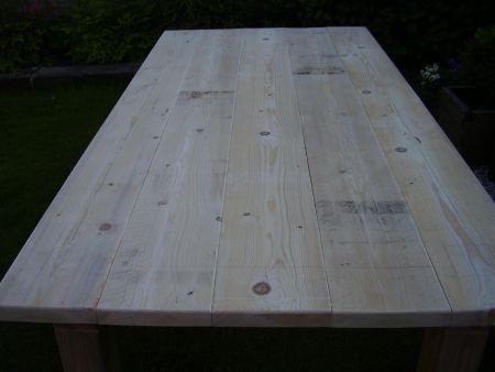 nieuwe grote eettafel van steigerplanken. - 2