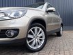 Volkswagen Tiguan - 1.4TSi 161pk Autom Highline Plus RIJKLAAR 100% onderhouden xenon+led, beige lede - 1 - Thumbnail