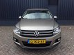 Volkswagen Tiguan - 1.4TSi 161pk Autom Highline Plus RIJKLAAR 100% onderhouden xenon+led, beige lede - 1 - Thumbnail