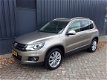 Volkswagen Tiguan - 1.4TSi 161pk Autom Highline Plus RIJKLAAR 100% onderhouden xenon+led, beige lede - 1 - Thumbnail