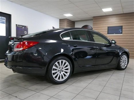 Opel Insignia - 2.0 T Sport *96dkm* 220pk Xenon 4 x Nieuwe Banden NAVIGATIE/Cruise/Sportstoelen - 1