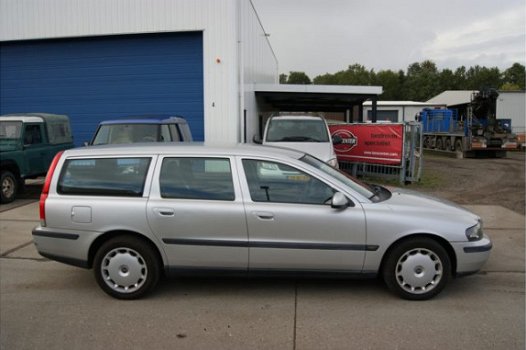 Volvo V70 - 2.4 Comfort Line 3950 ex btw, incl grote beurt - 1