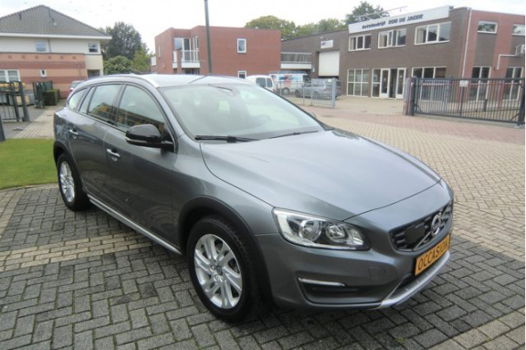 Volvo V60 Cross Country - 2.0 D3 150 PK Momentum Business Trekhaak Voorruitverw. Navi Ecc-Airco Pdc - 1