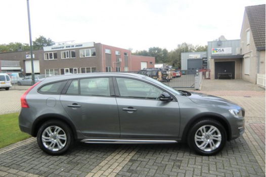 Volvo V60 Cross Country - 2.0 D3 150 PK Momentum Business Trekhaak Voorruitverw. Navi Ecc-Airco Pdc - 1