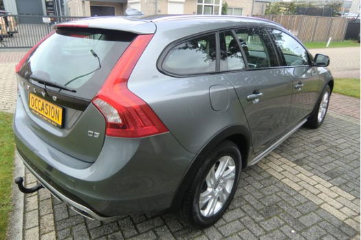 Volvo V60 Cross Country - 2.0 D3 150 PK Momentum Business Trekhaak Voorruitverw. Navi Ecc-Airco Pdc - 1