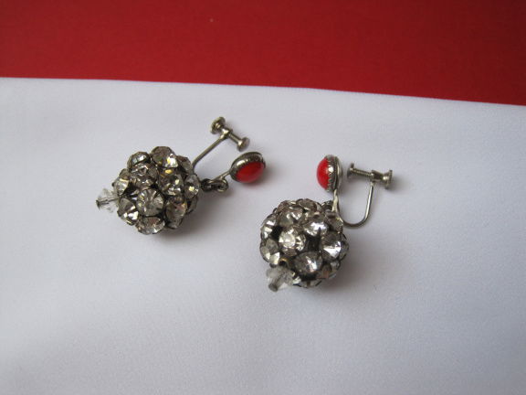 Oorbellen zilverkleurig met bolletje kristal rijnsteentjes en rode glas cabochon 3.4x1.5 cm schroefm - nr. 1