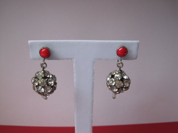 Oorbellen zilverkleurig met bolletje kristal rijnsteentjes en rode glas cabochon 3.4x1.5 cm schroefm - Afbeelding 2