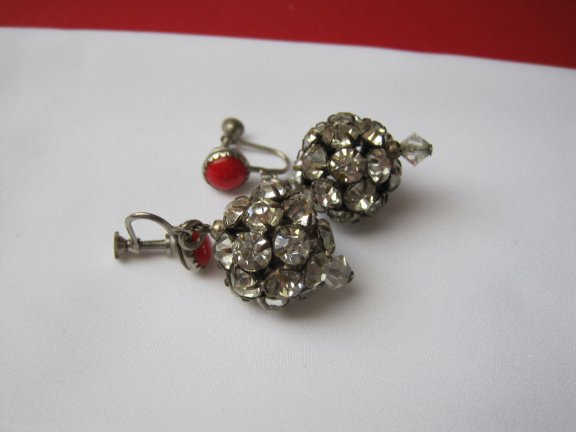 Oorbellen zilverkleurig met bolletje kristal rijnsteentjes en rode glas cabochon 3.4x1.5 cm schroefm - Afbeelding 3