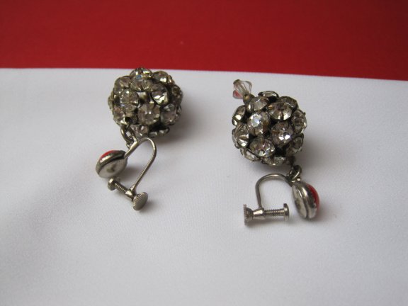 Oorbellen zilverkleurig met bolletje kristal rijnsteentjes en rode glas cabochon 3.4x1.5 cm schroefm - Afbeelding 4