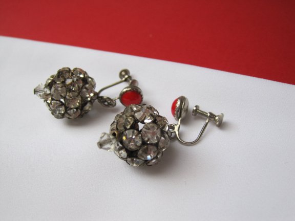 Oorbellen zilverkleurig met bolletje kristal rijnsteentjes en rode glas cabochon 3.4x1.5 cm schroefm - Afbeelding 5