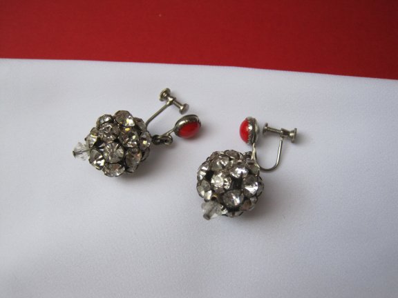 Oorbellen zilverkleurig met bolletje kristal rijnsteentjes en rode glas cabochon 3.4x1.5 cm schroefm - Afbeelding 6