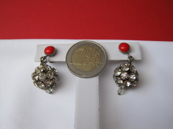 Oorbellen zilverkleurig met bolletje kristal rijnsteentjes en rode glas cabochon 3.4x1.5 cm schroefm - Afbeelding 7
