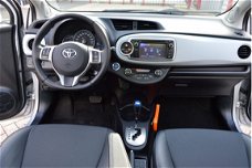 Toyota Yaris - 1.5 Full Hybrid Dynamic o.a. Pano dak, Navi, Keyless entry, Led verlichting